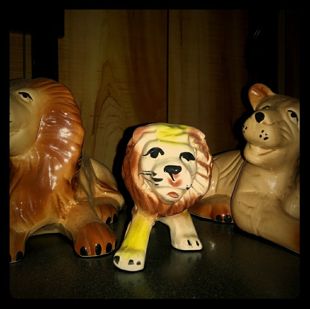 2 glass lions 1 female
